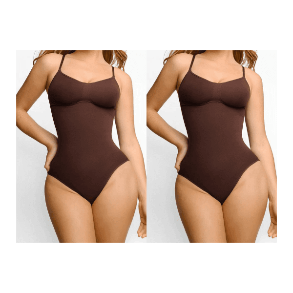 Body modelador marrom com alças finas, modelando o corpo feminino, fundo branco.
