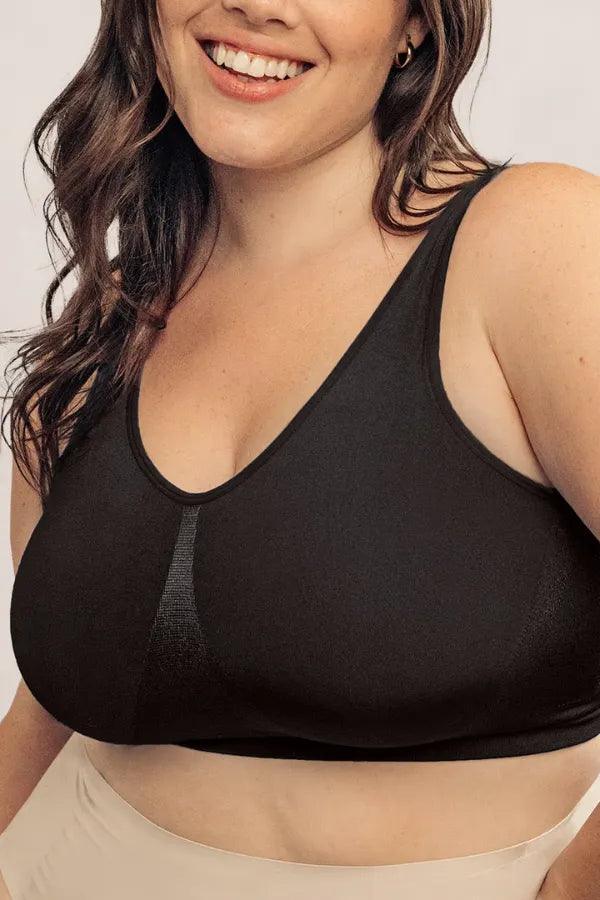 Mulher sorrindo usando sutiã top preto sem aro para conforto e sustentação