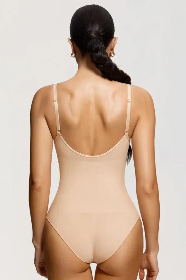 Modelo feminina de costas usando body nude de alças ajustáveis, moda íntima modeladora