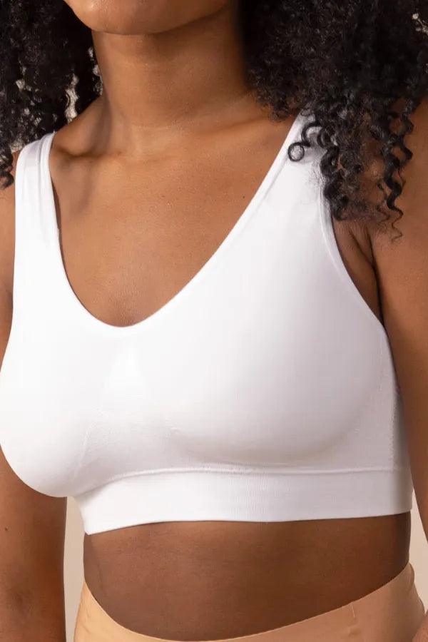 Top branco sem costura, modelo feminino, alças largas, confortável para o dia a dia.