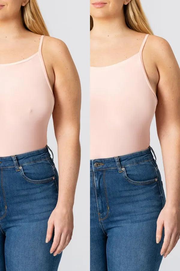 Regata básica feminina na cor rosa claro combinada com calça jeans azul.